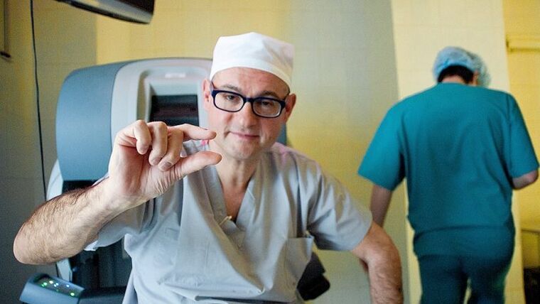 o médico mostra a un pequeno pene como agrandalo cunha bomba