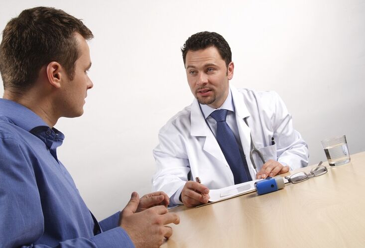 consulta cun médico antes da cirurxía de ampliación do pene